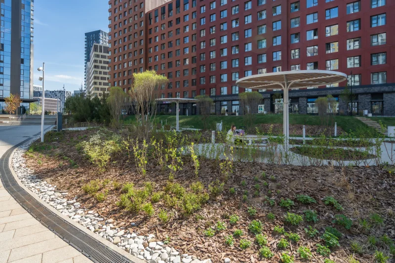 В жилом районе на Покровское-Стрешнево началось весеннее благоустройство 