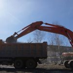 Во Владивостоке снесли незаконную парковку на Енисейской и торговые павильоны