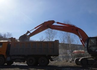 Во Владивостоке снесли незаконную парковку на Енисейской и торговые павильоны