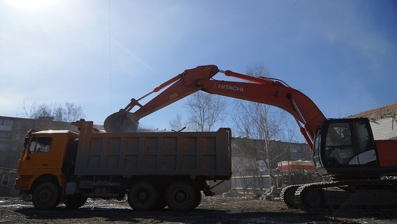 Во Владивостоке снесли незаконную парковку на Енисейской и торговые павильоны