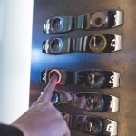 Адвокат Борзенко предупредила, чем может грозить перевоз стройматериалов в лифте