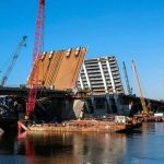 Большой Смоленский мост развели над Невой на 60 градусов