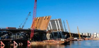 Большой Смоленский мост развели над Невой на 60 градусов