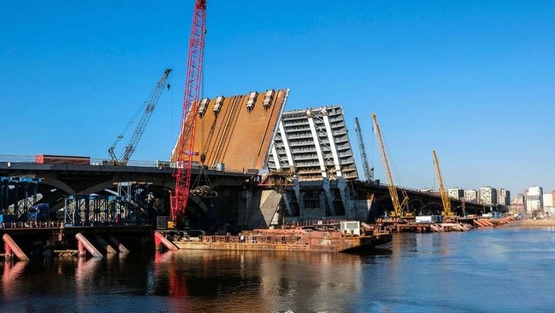Большой Смоленский мост развели над Невой на 60 градусов