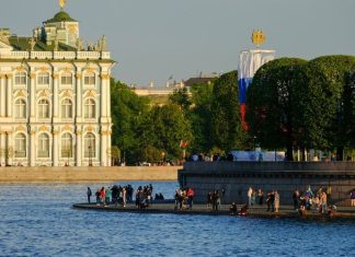 Исторические гранитные плиты отреставрируют на Дворцовой набережной