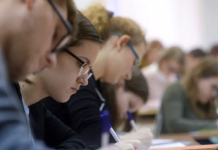 От математики до второго иностранного: Минпросвещения утвердило 16 обязательных предметов для старшеклассников