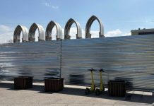 Площадь перед «Атакентом» огородили забором в Алматы: в акимате рассказали причину