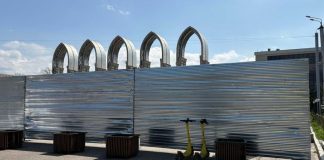 Площадь перед «Атакентом» огородили забором в Алматы: в акимате рассказали причину