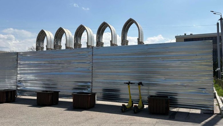 Площадь перед «Атакентом» огородили забором в Алматы: в акимате рассказали причину