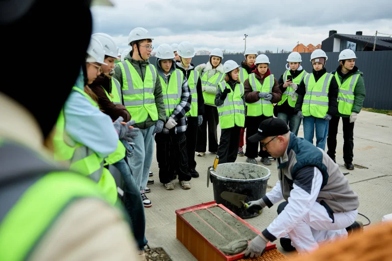 Российский застройщик провел образовательный тур для школьников на стройплощадке ЖК