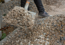 Укладка брусчатки: как превратить дачную тропинку в каменное кружево