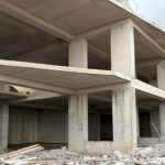 В Ялте недостроенную многоэтажку снесли под контролем судебных приставов