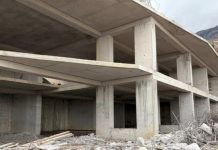 В Ялте недостроенную многоэтажку снесли под контролем судебных приставов