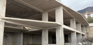 В Ялте недостроенную многоэтажку снесли под контролем судебных приставов