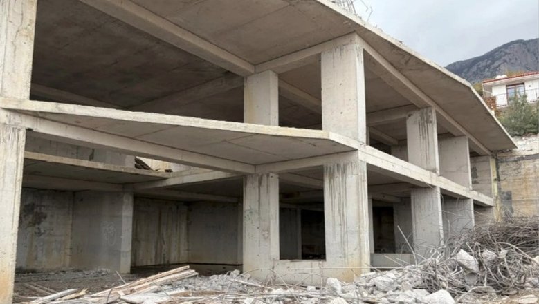 В Ялте недостроенную многоэтажку снесли под контролем судебных приставов