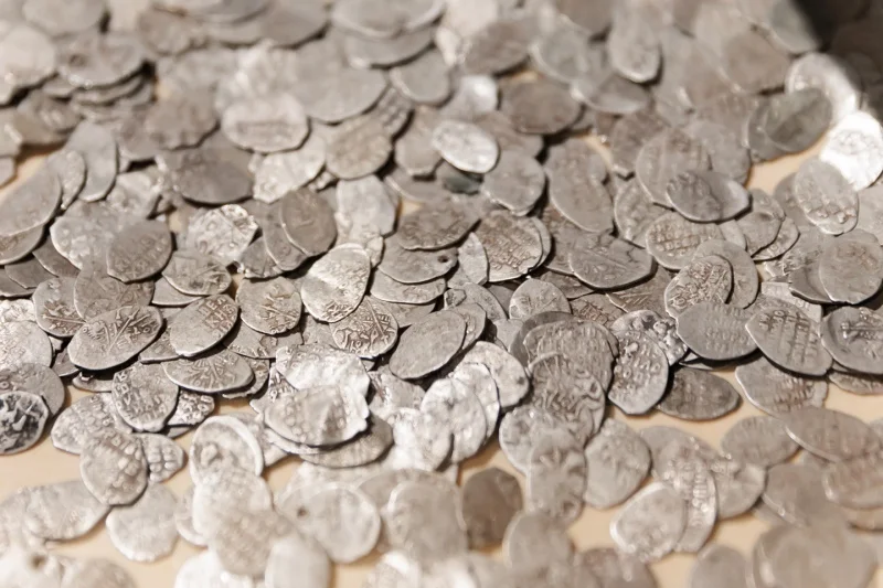 В Музее Москвы представили второй по величине клад в истории столицы