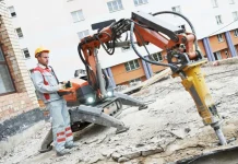 В преддверии строительного сезона в России вырос спрос на строителей и спецтехнику