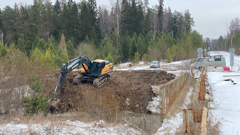 В Свердловской области обустраивают временный объезд разрушенного паводком моста