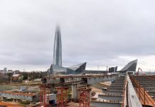 Вестибюли станции метро «Лахта» решили не переносить из-за спорной заправки