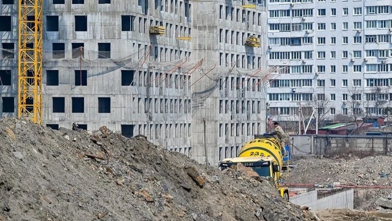 Во Владивостоке во время стройки повредили памятник «Батарея “Соболь”