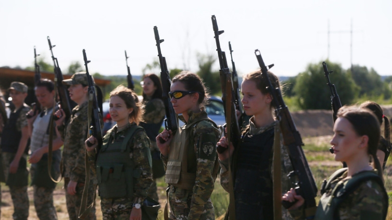 «Вы слышите, грохочут каблучки?»: спасёт ли режим Зеленского возможный призыв в армию Украины женщин