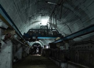 «Застигло аварийное отключение света»: в ЛНР более 40 горняков застряли в шахте после атаки ВСУ