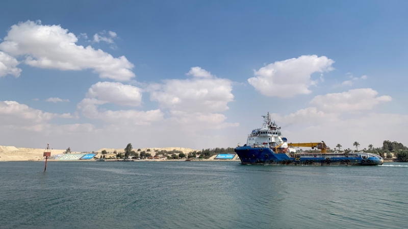 Оператор рассказал о попытке снятия судна с мели в Суэцком канале