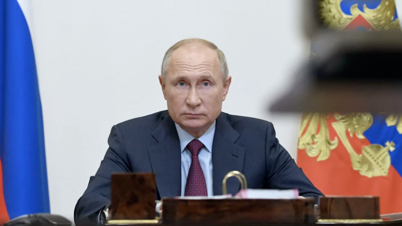 Путин предложил увеличить должностной оклад космонавтов